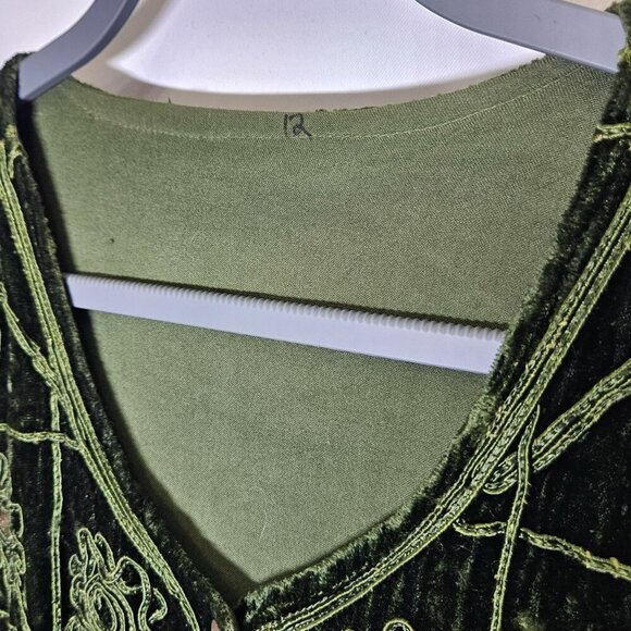 Bohemian Green Velvet Cardigan With Floral Embroidery & Button Closure - Picture 3 of 9